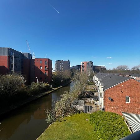 Serene 2-Bed Flat With Canal Views - Coop Live & Ethiad 맨체스터 외부 사진