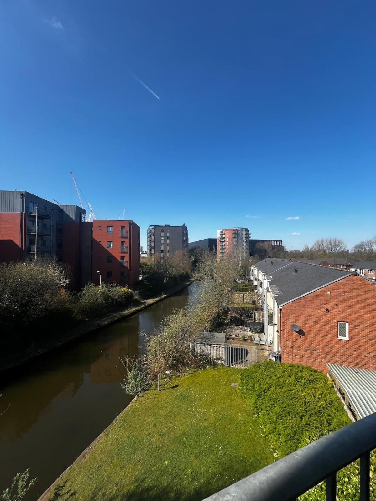 Serene 2-Bed Flat With Canal Views - Coop Live & Ethiad 맨체스터 외부 사진