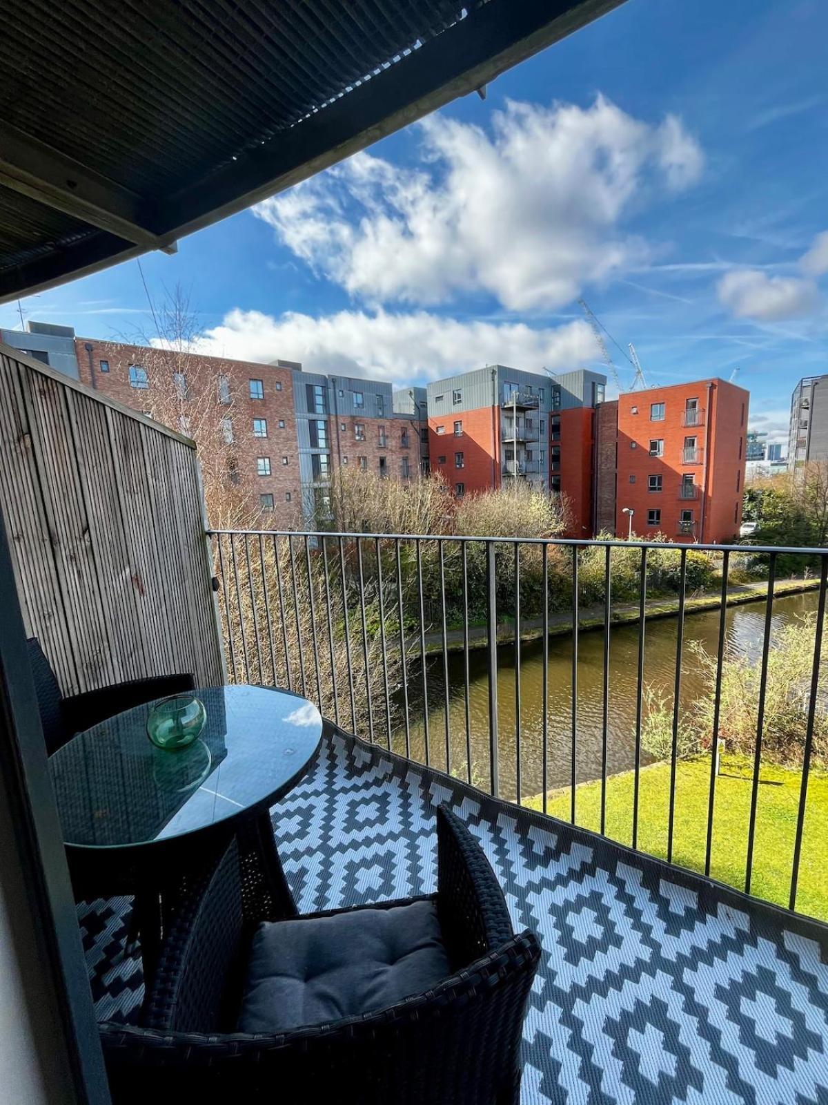 Serene 2-Bed Flat With Canal Views - Coop Live & Ethiad 맨체스터 외부 사진