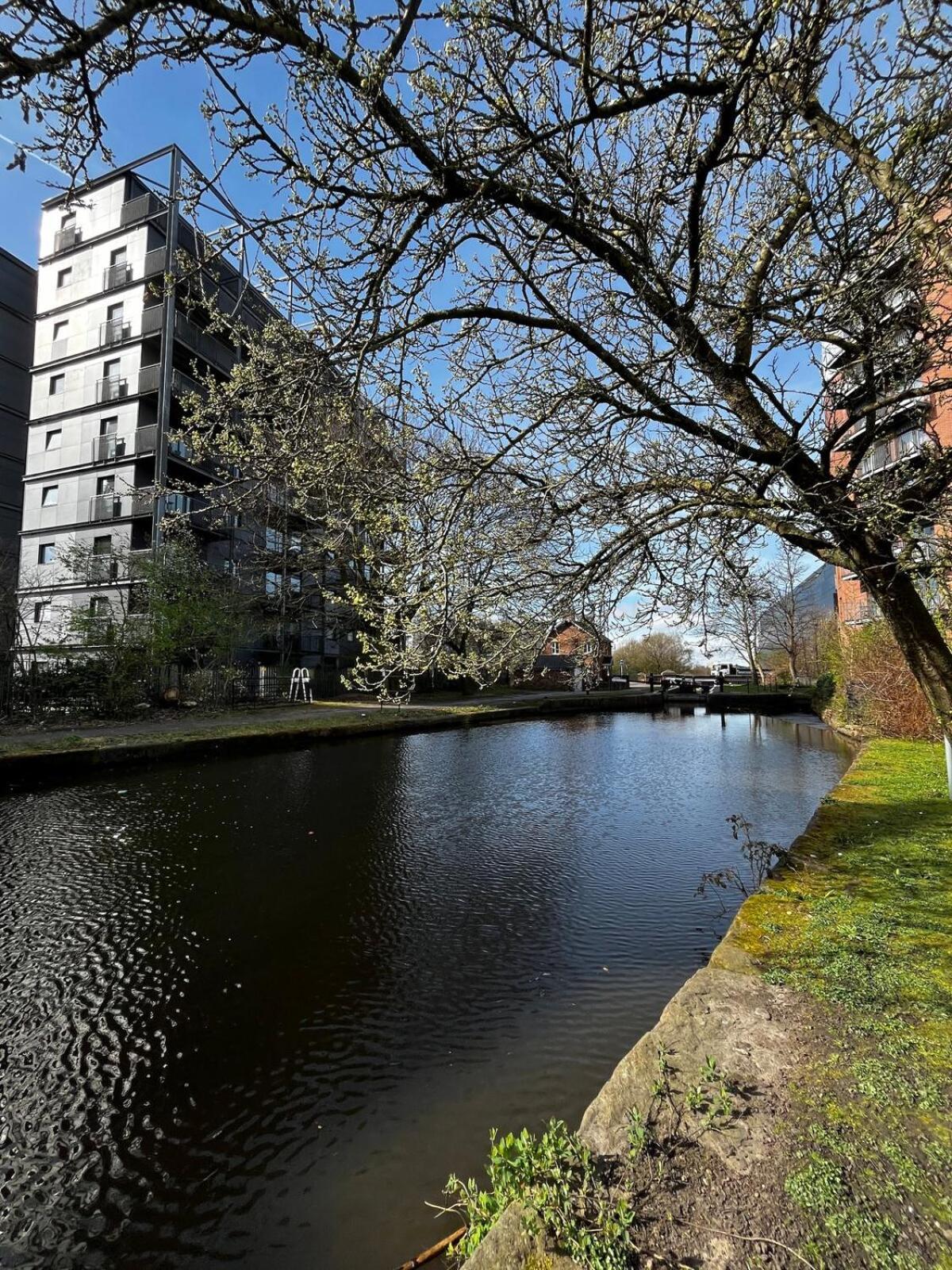 Serene 2-Bed Flat With Canal Views - Coop Live & Ethiad 맨체스터 외부 사진