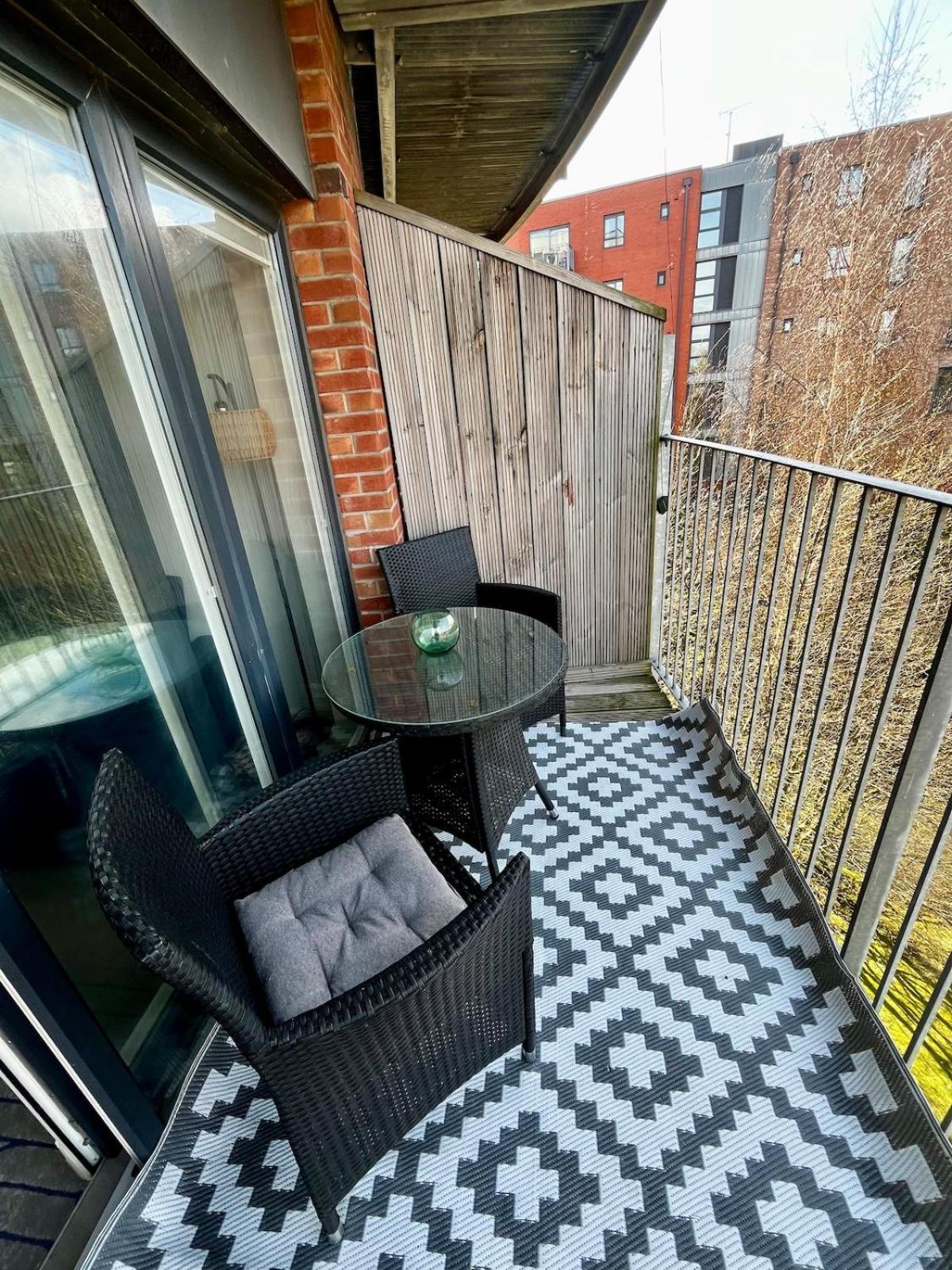 Serene 2-Bed Flat With Canal Views - Coop Live & Ethiad 맨체스터 외부 사진