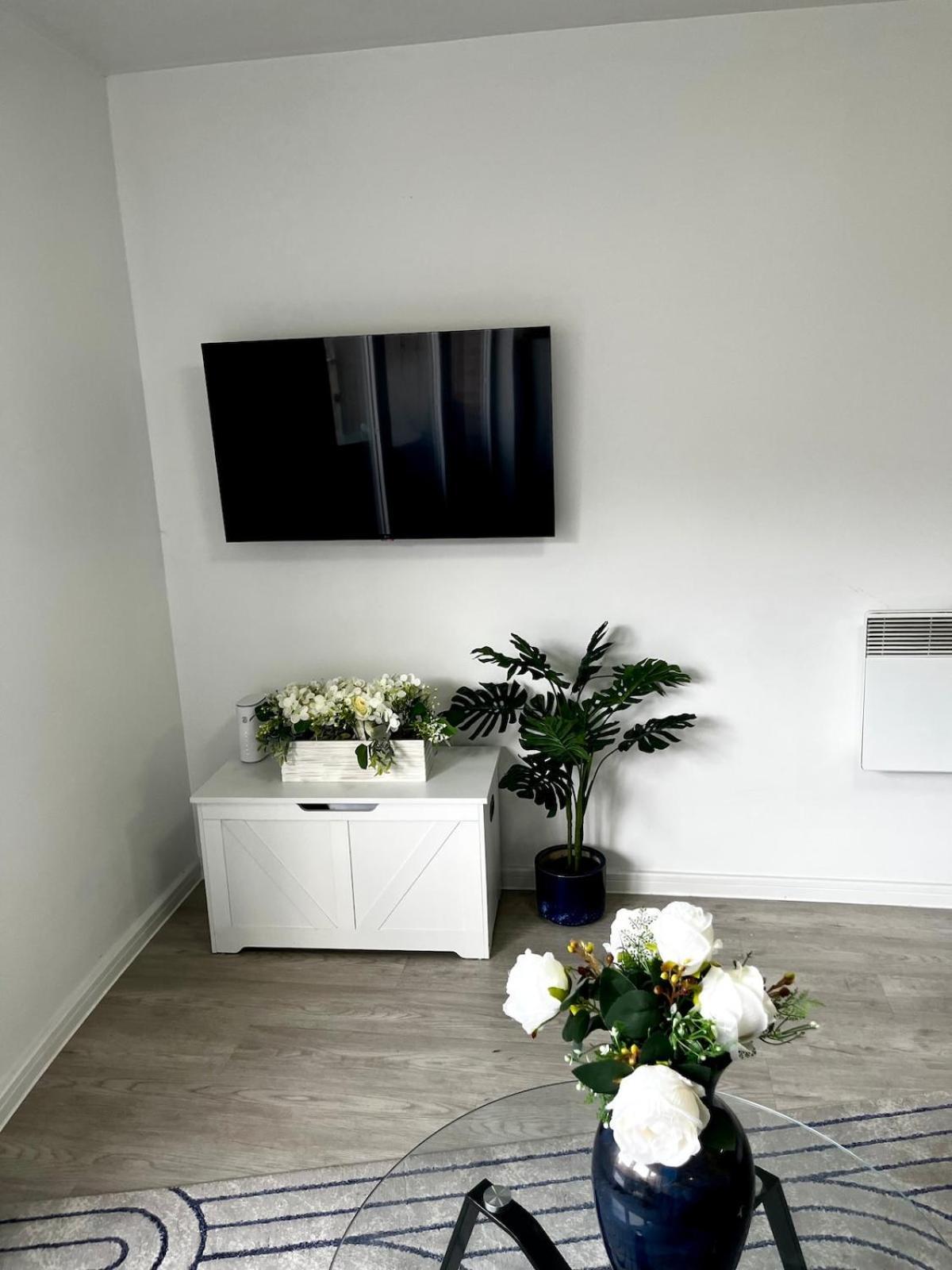 Serene 2-Bed Flat With Canal Views - Coop Live & Ethiad 맨체스터 외부 사진